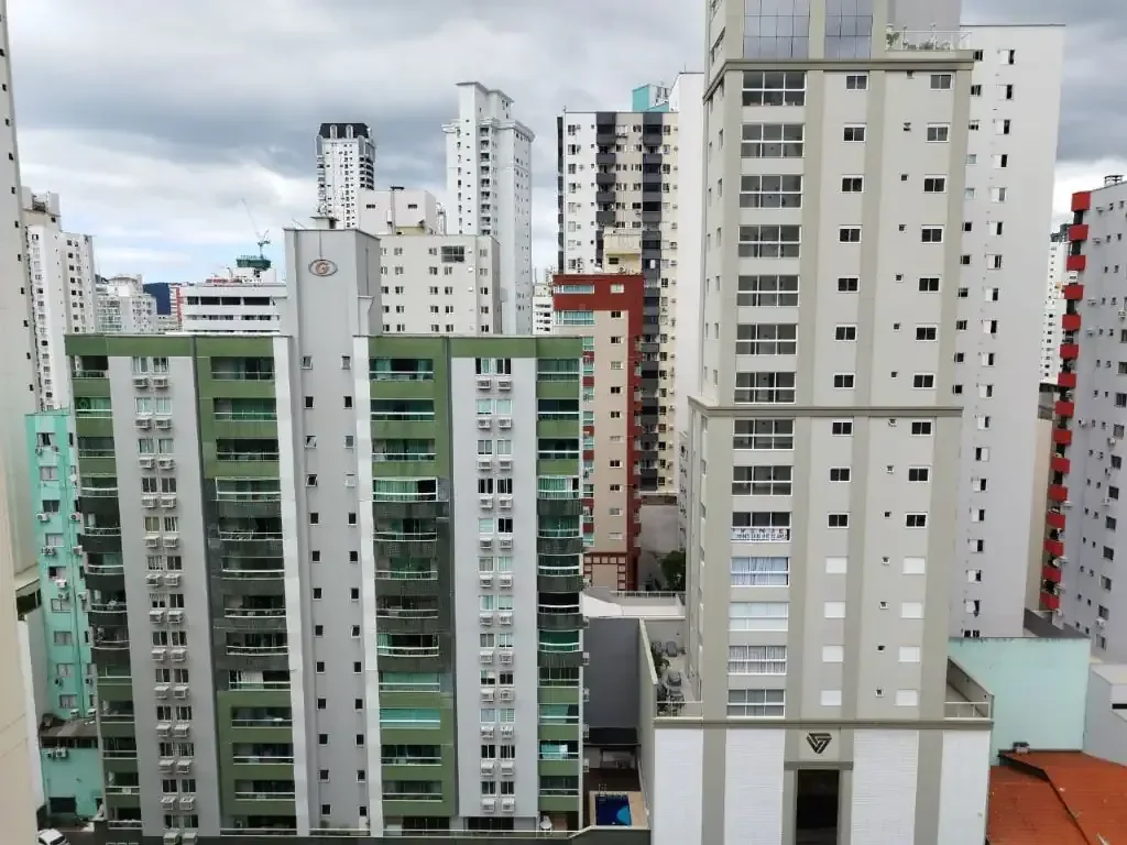 Apartamento Mobiliado no Centro de Balneário Camboriú – Sacada com Churrasqueira, 2 Vagas e Rua Reta ao Mar