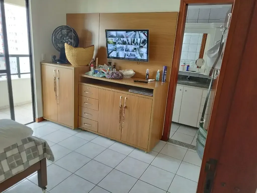 Foto 9 de Apartamento Mobiliado no Centro de Balneário Camboriú – Sacada com Churrasqueira, 2 Vagas e Rua Reta ao Mar