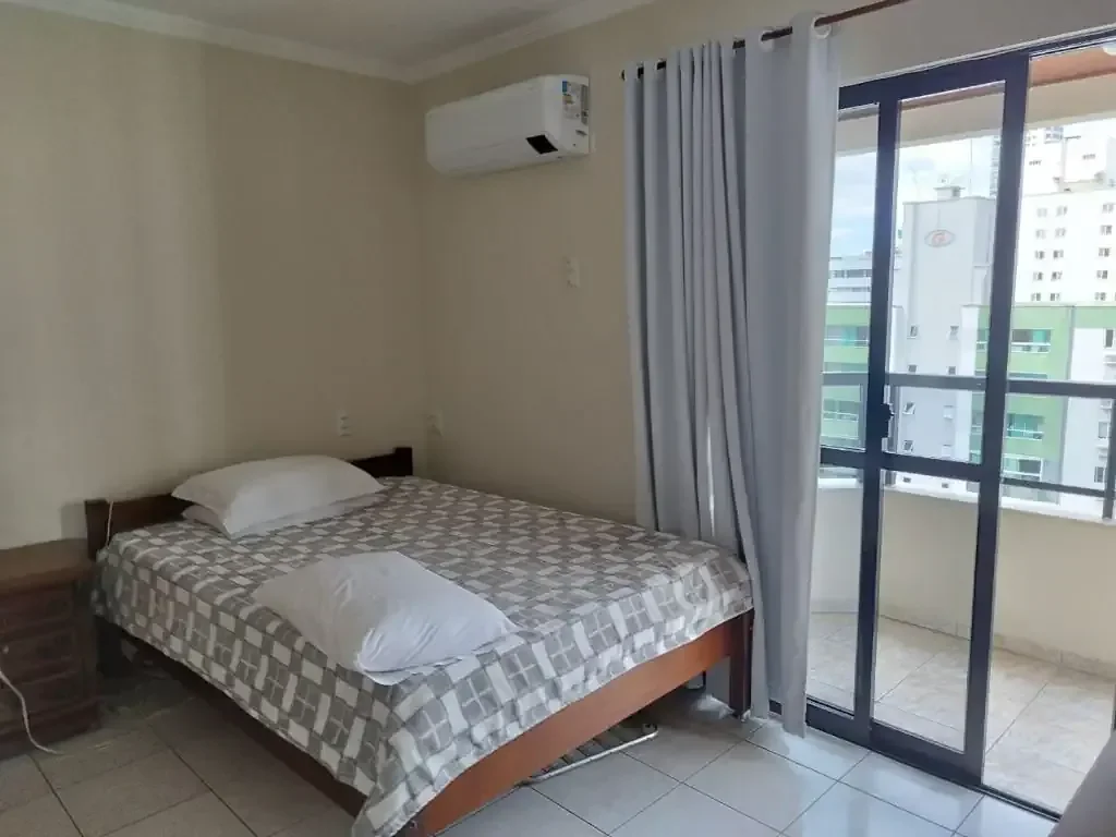 Foto 13 de Apartamento Mobiliado no Centro de Balneário Camboriú – Sacada com Churrasqueira, 2 Vagas e Rua Reta ao Mar