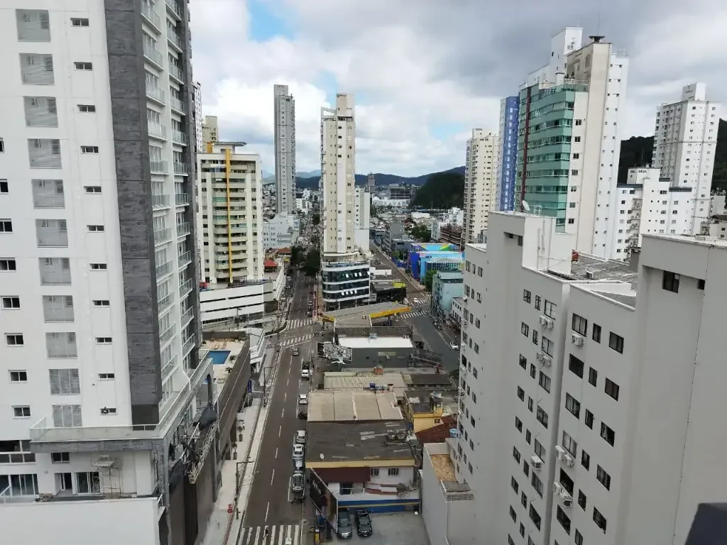 Foto 15 de Apartamento Mobiliado no Centro de Balneário Camboriú – Sacada com Churrasqueira, 2 Vagas e Rua Reta ao Mar