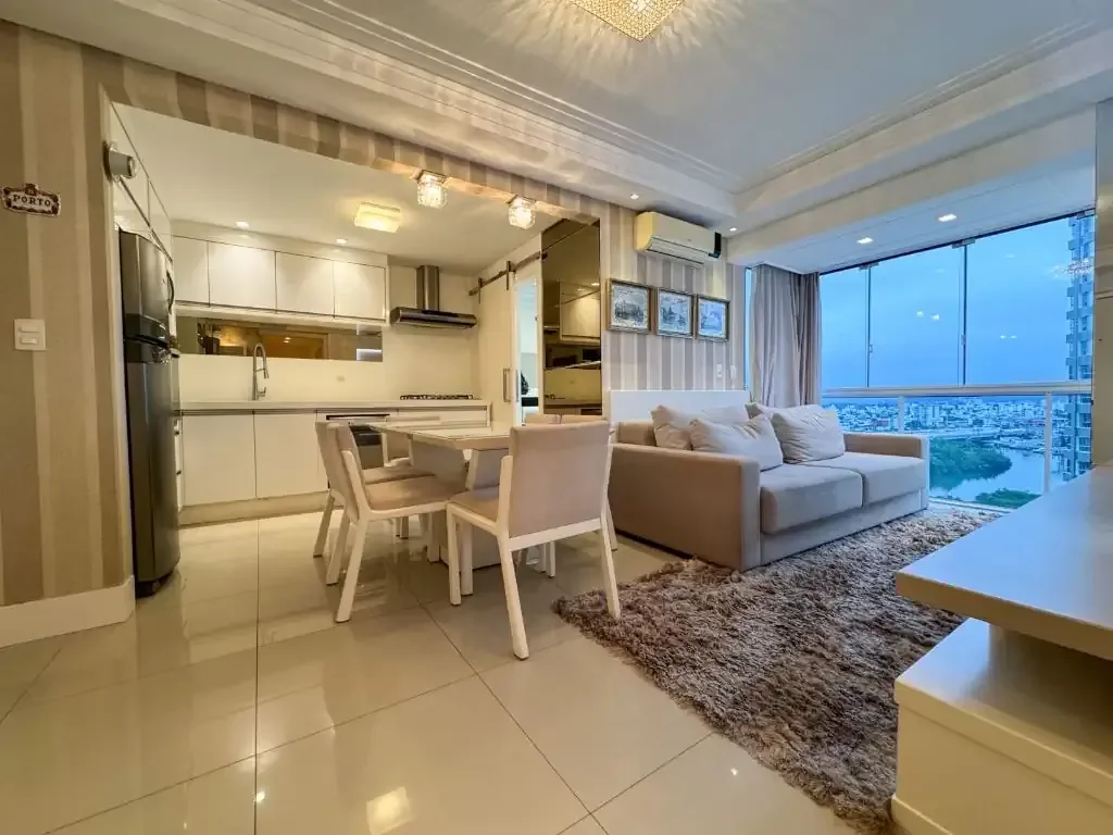 Foto 5 de Apartamento Mobilado na Barra Sul em Balneário Camboriú – 100m da Praia, Vista para o Rio Camboriú e Andar Alto