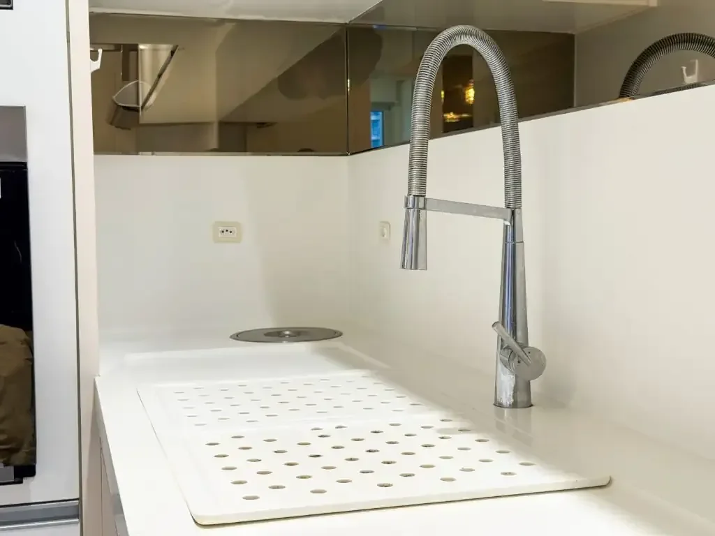 Foto 14 de Apartamento Mobilado na Barra Sul em Balneário Camboriú – 100m da Praia, Vista para o Rio Camboriú e Andar Alto