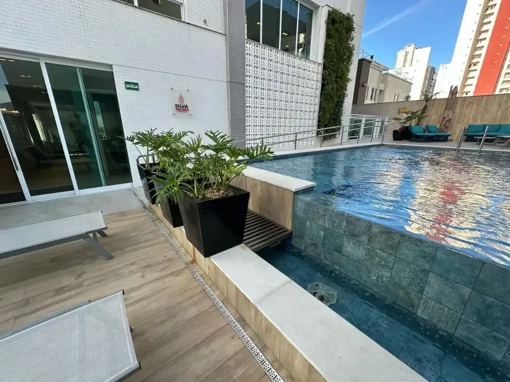 Foto 2 de Apartamento com 4 Quartos e 2 Suítes no Centro de BC – 132m², Mobilado, Rua Reta ao Mar e a Poucos Passos da Terceira Avenida